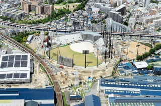 来年３月の開業に向けて工事が進む阪神タイガースの新２軍球場「日鉄鋼板ＳＧＬスタジアム尼崎」（中央）＝９月末、尼崎市杭瀬南新町３（阪神電気鉄道提供）