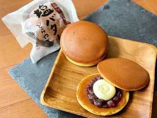 丹波市の「御菓子司　藤屋」が販売する丹波大納言小豆などを使った塩バターどら焼き（兵庫県提供）