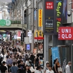 店舗の入れ替わりが進んできた三宮センター街。今ではチェーン店が目立つ＝神戸市中央区三宮町１（撮影・笠原次郎）