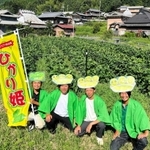 ひかり姫の産地をＰＲする「農のクリエイティブ万願寺」のメンバーら＝加西市上万願寺町