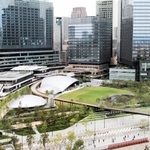 高層ビルに囲まれたグラングリーン大阪の「うめきた公園」＝３日午後、大阪市北区