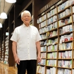 センター街にあるジュンク堂書店三宮店に立つ元社長の工藤恭孝さん。５階は震災当時、映画館だった名残を生かした＝神戸市中央区三宮町１