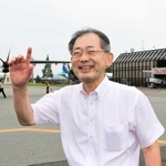 駐機場に立つ但馬空港ターミナルの桐山徹郎社長。「小型機で関西空港や神戸空港から飛んできて、但馬を周遊するツアーも提案している」＝豊岡市岩井、但馬空港