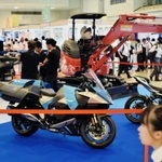 「水素エンジン」で走行するバイクや重量物を運べるドローンなどが展示された会場＝神戸市中央区港島中町６、神戸国際展示場