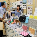 播州織やケミカルシューズなど各産地の事業紹介パネルや製品が並んだ会場＝神戸市中央区港島中町６