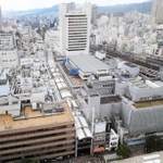 再整備の気運が高まる神戸・三宮。センター街（中央）の将来像をどう描くかが問われている＝神戸市中央区御幸通から西方を望む
