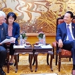ベトナム商工連盟のグエン・カン・ビン副会頭（右）と会談する神戸商工会議所の川崎博也会頭＝ベトナム・ハノイ（神商議提供）