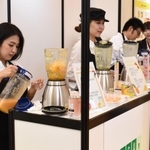 売り場の集客アップへ「ジューススタンド」を提案するコーナー＝神戸市中央区港島中町６