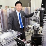 製造工程の一部にロボットを取り入れ、省力化を提案する高木祐社長＝神戸市西区玉津町吉田、ＨＫテクノロジー