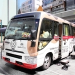 ネスレ日本などが運営し、保護猫の譲渡会場として全国を巡る「ネコのバス」＝神戸市中央区御幸通７