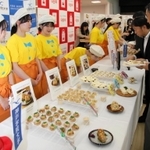 考案した学生によるマラソンレシピのお披露目会＝神戸市西区伊川谷町有瀬、神戸学院大