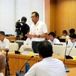 優勝パレード協賛金を巡る補助金還流疑惑について答弁する原田剛治・兵庫県産業労働部長＝１７日午前、兵庫県庁