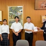 ドローンを寄付した香山組の香山昌哉社長（右端）と、兵庫工業高校の岩井高士校長（右から２番目）ら＝神戸市兵庫区和田宮通２