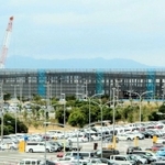 ２０２５年春の開業に向け、建設が進む神戸空港のサブターミナル＝８月、神戸市中央区