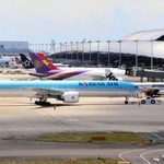 関西空港に就航している大韓航空機（手前）。神戸空港向けの機体は小型機となる見込み＝８月