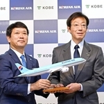 会見する神戸市の久元喜造市長（右）と大韓航空の李碩雨・常務日本地域本部長＝２４日午後、神戸市役所（撮影・風斗雅博）