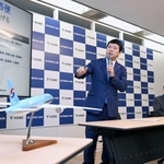 会見する大韓航空の李碩雨・常務日本地域本部長（中央）と神戸市の久元喜造市長＝２４日午後、神戸市役所（撮影・風斗雅博）