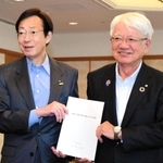 神戸市の久元喜造市長（左）に要望書を手渡す神戸商工会議所の川崎博也会頭＝神戸市役所