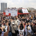 メリケンパークを埋め尽くすファンに迎えられる阪神タイガースの優勝パレード＝２０２３年１１月２３日、神戸市中央区