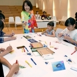 「あ・つくる研遊所」のプレイベントで、「夢の熱帯魚」作りに挑戦する参加者。「研遊員」の木野内美里さん（中央奥）が助言した＝８月、神戸市中央区新港町、フェリシモ本社