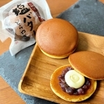 丹波市の「御菓子司　藤屋」が販売する丹波大納言小豆などを使った塩バターどら焼き（兵庫県提供）