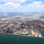 神戸製鋼所加古川製鉄所の全景。北東部の隣接地に関西熱化学加古川工場がある＝２０１９年、加古川市金沢町