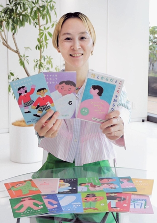 性教育ツール「性とからだとこころを知るカード」を企画したフェリシモの赤松麻衣さん＝神戸市中央区新港町