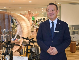 改装で設けた「海と山を感じる暮らし」がテーマのフロアで、館の５年間を振り返る神戸阪急の杉崎聡店長＝神戸市中央区小野柄通８
