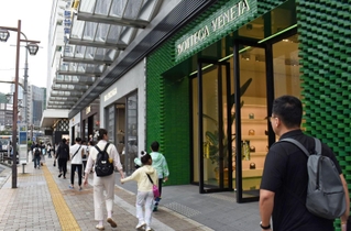 フラワーロード沿いに海外高級ブランドの路面店が並び、訪日客の姿が増えた＝神戸市中央区小野柄通８