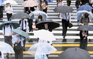 職場へ急ぐ。組織と個人の幸せな関係が求められる＝神戸市内