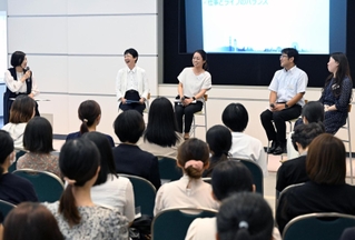 参加者らを前に、自身が苦悩した経験などを話す管理職たち＝神戸市中央区東川崎町１（撮影・風斗雅博）
