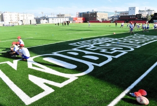 コベルコ神戸スティーラーズのロゴも描かれた＝神戸市東灘区御影浜町、コベルコスポーツパーク