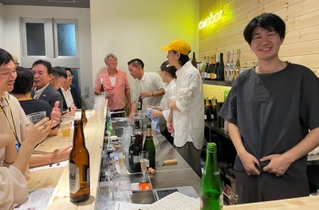 関係者を招いたプレオープンで、笑顔を見せる井手翔陽さん（右）＝神戸市中央区加納町４、ａｗａｂａｒ　Ｋｏｂｅ