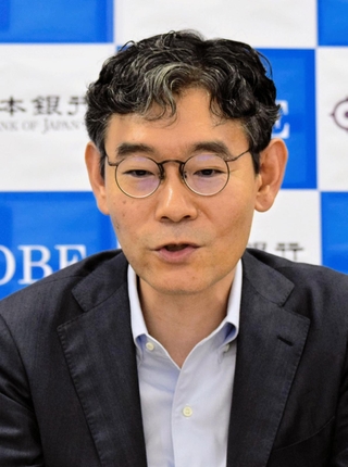 兵庫県内の金融経済概況を発表する別所昌樹神戸支店長＝神戸市中央区京町