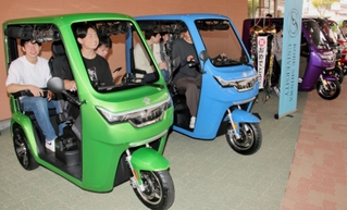 納車されたＥＶトゥクトゥクに乗り込む学生ら＝神戸市北区鈴蘭台北町７、神戸親和大