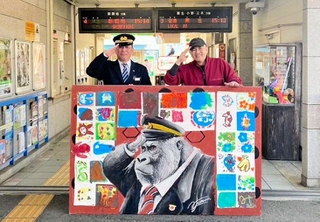 今年３月に神戸電鉄西鈴蘭台駅で行われた「駅ナカ看板アート」のイベントで描かれた作品（きたすずランド提供）