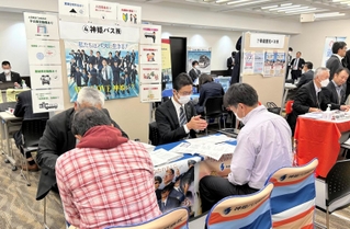 兵庫県バス協会が昨年開いたバス運転手の合同就職説明会の様子。５５人が訪れ、採用につながった例もあるという＝２０２３年１０月、神戸市中央区（同協会提供）