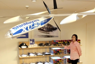 会場に展示されている新明和工業の無人航空機の小型模型＝大阪市北区、大丸梅田店
