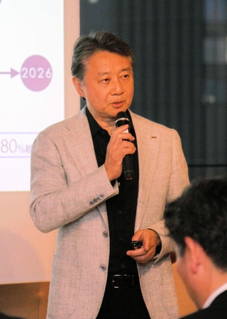 自身のキャリアなどについて話すアシックスの富永満之社長＝神戸市中央区加納町４、アンカー神戸
