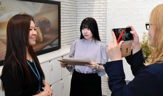 社員に取材する関西学院大の山本遥可さん（中央）＝西宮市久保町、シュゼット・ホールディングス