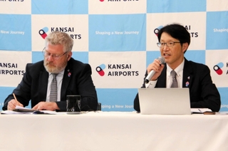 神戸空港など関西３空港の利用状況などを発表する関西エアポートの新宮早人執行役員（右）とフランソワ・スタレスキー専務執行役員＝大阪府泉佐野市、同社
