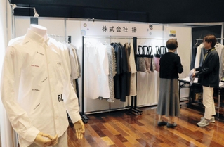 播州織を使ったシャツなどが展示されている「播州織フェア」＝西脇市下戸田