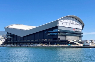 ２０２５年春の開業に向け建設が進む「ジーライオンアリーナ神戸」＝神戸市中央区新港町