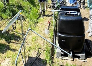 ピーマンの猛暑対策にも有効な太陽光パネルを備えた自動給水装置（ＪＡたじま提供）