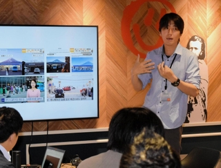 金融機関の担当者らに事業戦略を説明する「ＬＩＦＥＳＨＯＴ」の梁東珍社長（中央）＝神戸市中央区浪花町、起業プラザひょうご