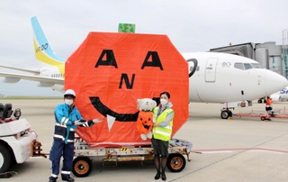 神戸空港の駐機場にお目見えした巨大なカボチャの装飾。よく見ると目と鼻が「ＡＮＡ」に＝29日午前、神戸市中央区