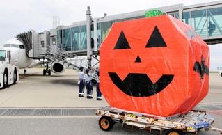 神戸空港の駐機場にお目見えした巨大なカボチャの装飾。１日８便の搭乗客を見送る＝29日午前、神戸市中央区