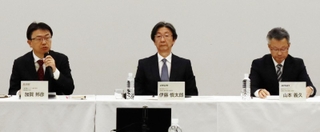 業務提携の意図を説明する（左から）三菱電機モビリティの加賀邦彦社長、アイシンの伊藤慎太郎副社長と山本義久取締役執行役員＝東京都千代田区、三菱電機本社（同社提供）