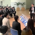 アシックスの内定式で、富永満之社長（右端）のあいさつを聞く内定者たち＝神戸市中央区港島中町７、同社