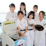 廃食用油の回収実演を行った松蔭高校の生徒たち＝神戸空港